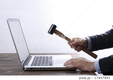 ハンマーでパソコンを壊すビジネスマン 17847945