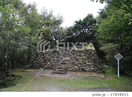 別子銅山と新居浜を結ぶ峠「銅山越」(元禄15年開通、明治19年まで)石積みは「峰の地蔵さん」 別子銅山と新居浜を結ぶ峠「銅山越」(元禄15年開通、明治19年まで)石積みは「峰の地蔵さん」 17848051