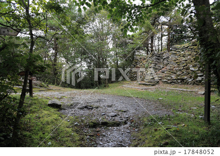 別子銅山と新居浜を結ぶ峠「銅山越」（元禄15年開通、明治19年まで）石積みは「峰の地蔵さん」 17848052