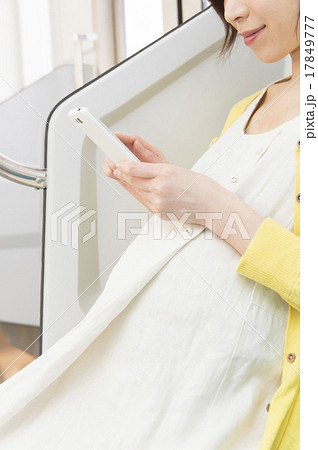 妊婦が電車でスマホ 妊婦が電車でスマホ 17849777