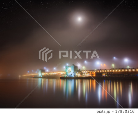 View of cafes and restaurant on Galata Bridge  17850316