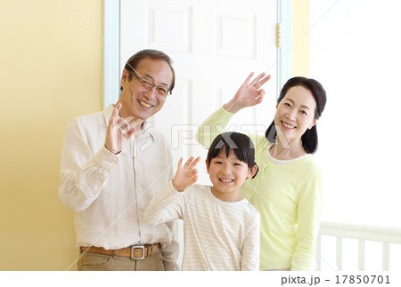 シニア夫婦と孫 シニア夫婦と孫 17850701