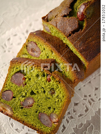 抹茶と金時豆のパウンドケーキ カット ホールの写真素材