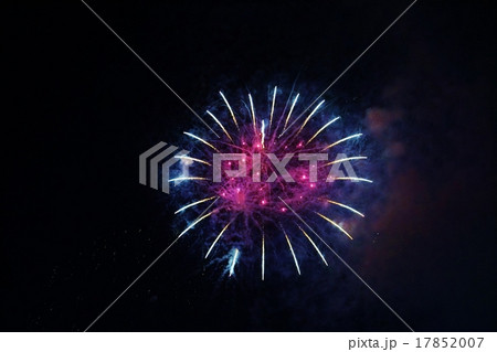 天然デザイン花火の背景素材・光るヨーヨーのような楽しい花火の火と煙りの軌跡・横位置 17852007