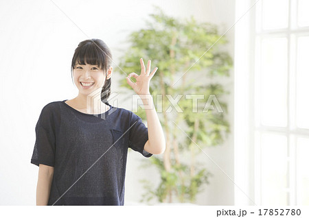 窓辺に立つ女性(30代) 窓辺に立つ女性(30代) 17852780