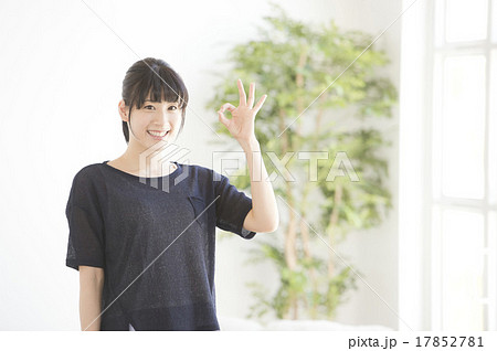 窓辺に立つ女性(30代) 窓辺に立つ女性(30代) 17852781
