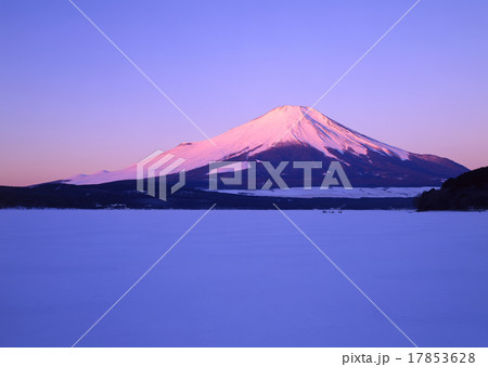 朝の凍結した山中湖と富士山 17853628