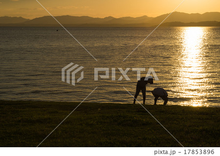 宍道湖の夕暮れ 17853896