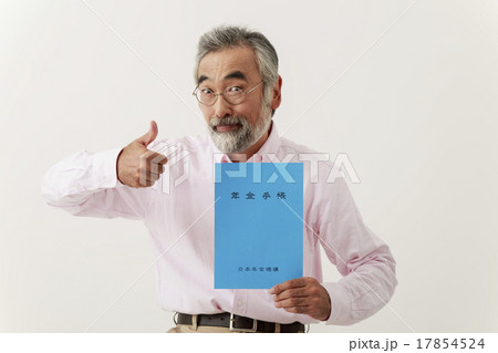 年金手帳を持つ男性シニア 年金手帳を持つ男性シニア 17854524