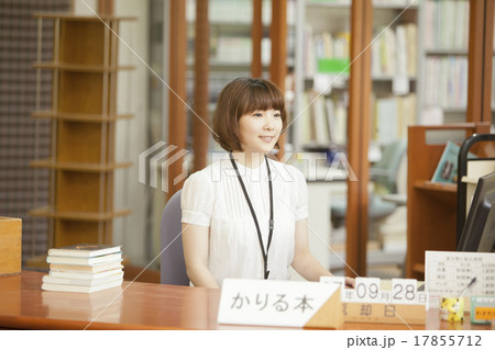 図書館で働く人 17855712