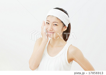 洗顔する女性 洗顔する女性 17856913