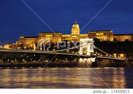 ハンガリー ブダペストのブダ城とセーチェーニ鎖橋夜景 17856925