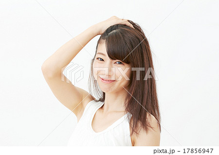 髪をかきあげる女性の写真素材