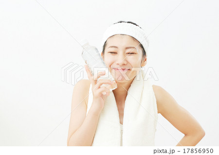 湯上がり　ミネラルウォーターのペットボトルを持つ女性 17856950