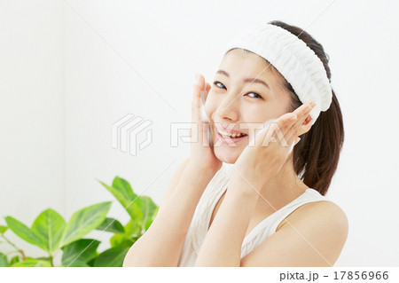 洗顔する女性 洗顔する女性 17856966