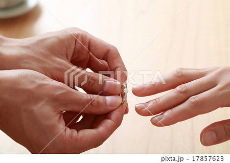 婚約指輪をはめる若いカップルの手元 婚約指輪をはめる若いカップルの手元 17857623