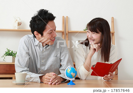 新婚旅行の計画を立てる若いカップル 新婚旅行の計画を立てる若いカップル 17857646