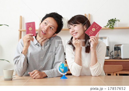 新婚旅行の計画を立てる若いカップル 新婚旅行の計画を立てる若いカップル 17857652