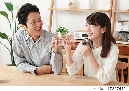 指切りをする若いカップル 指切りをする若いカップル 17857655
