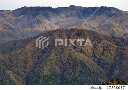 紅葉の山並み 鶏冠山からの眺望 17858037