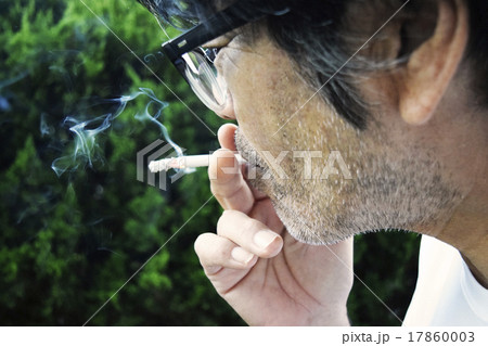 煙草を吸う男性のイメージ 煙草を吸う男性のイメージ 17860003