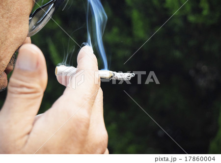 煙草を吸う男性のイメージ 煙草を吸う男性のイメージ 17860004