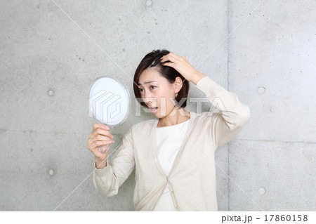 髪を気にする女性 17860158