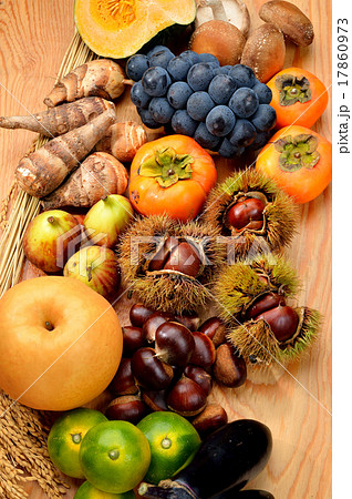 注意）食材と背景にゴミが残る場合があります。秋の味覚の食材大集合。 17860973