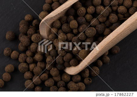 Wooden shovel with black peppercorn 17862227