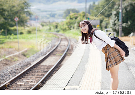 駅のホームで電車を待つ可愛らしい女子高生 駅のホームで電車を待つ可愛らしい女子高生 17862282