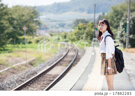 駅のホームで電車を待つ可愛らしい女子高生 駅のホームで電車を待つ可愛らしい女子高生 17862283