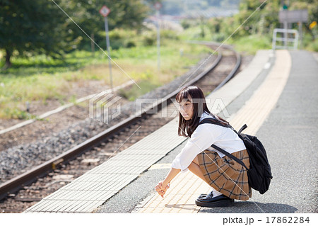 駅のホームで電車を待つ可愛らしい女子高生 17862284