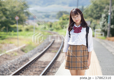 駅のホームで電車を待つ可愛らしい女子高生 駅のホームで電車を待つ可愛らしい女子高生 17862310