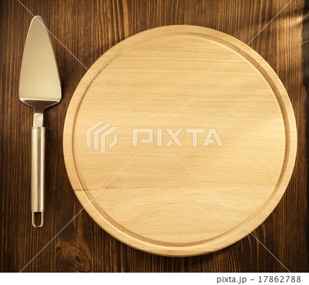 cake server on wood 17862788