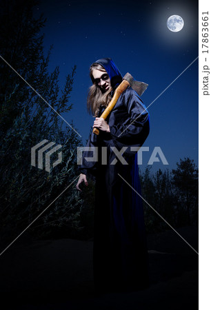Woman with axe 17863661