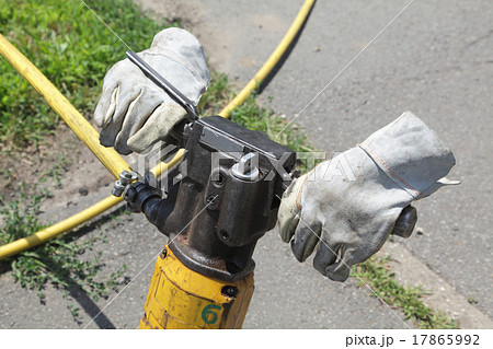 Jackhammer and protective gloves 17865992