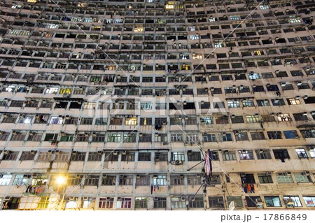 香港　過密な高層住宅　仰瞰 17866849