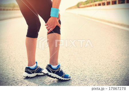 woman runner hold her injured leg 17867278