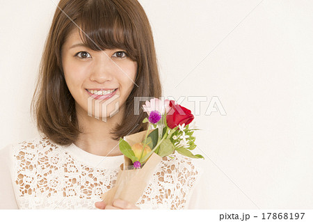 花を持つ女性 17868197