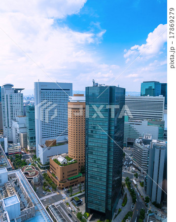大阪駅前の超高層ビル群 17869279