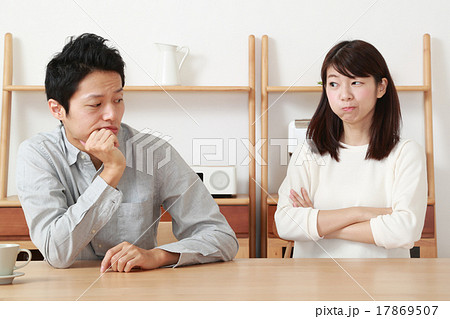 喧嘩をする若いカップル 喧嘩をする若いカップル 17869507