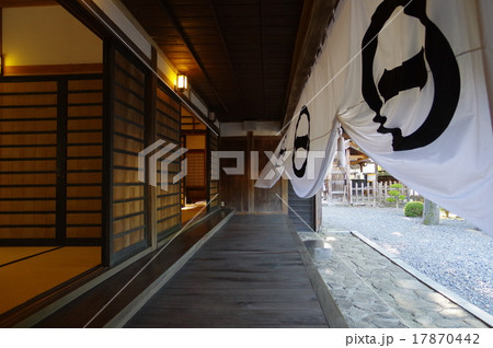 中山道 木曽路 木曽福島宿 福島関所資料館内部 縁台と幔幕 中山道 木曽路 木曽福島宿 福島関所資料館内部 縁台と幔幕 17870442