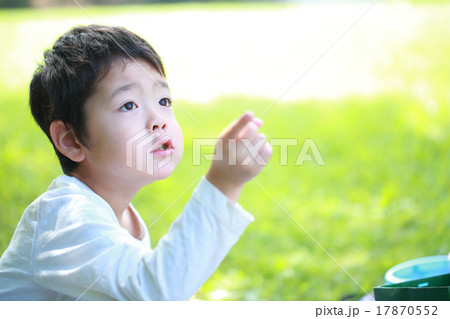 指差しする子ども 17870552