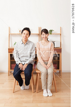 若い男女カップルポートレート 若い男女カップルポートレート 17870628