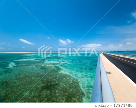 宮古島と伊良部島を結ぶ伊良部大橋 17871486