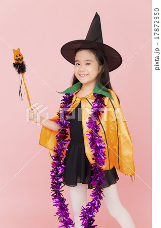 ハロウィンの仮装をした女の子 ハロウィンの仮装をした女の子 17872350
