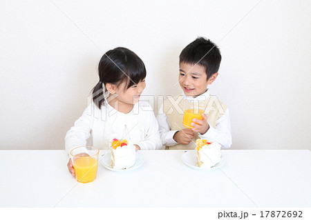 ケーキを食べる子ども 17872692