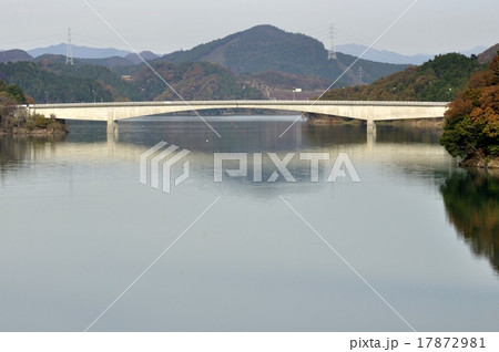 紅葉の宮ヶ瀬やまびこ大橋 紅葉の宮ヶ瀬やまびこ大橋 17872981