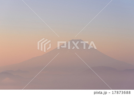 夜明け頃の富士山と雲海 夜明け頃の富士山と雲海 17873688