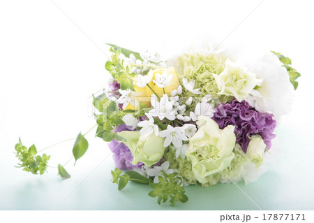 爽やかで美しい花束 17877171